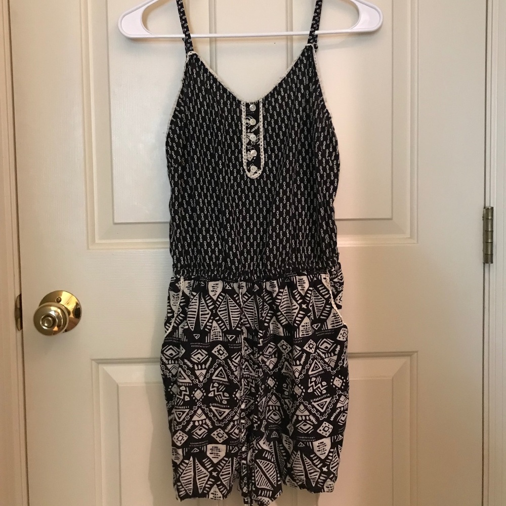 Black Geometric Print Romper Size Medium